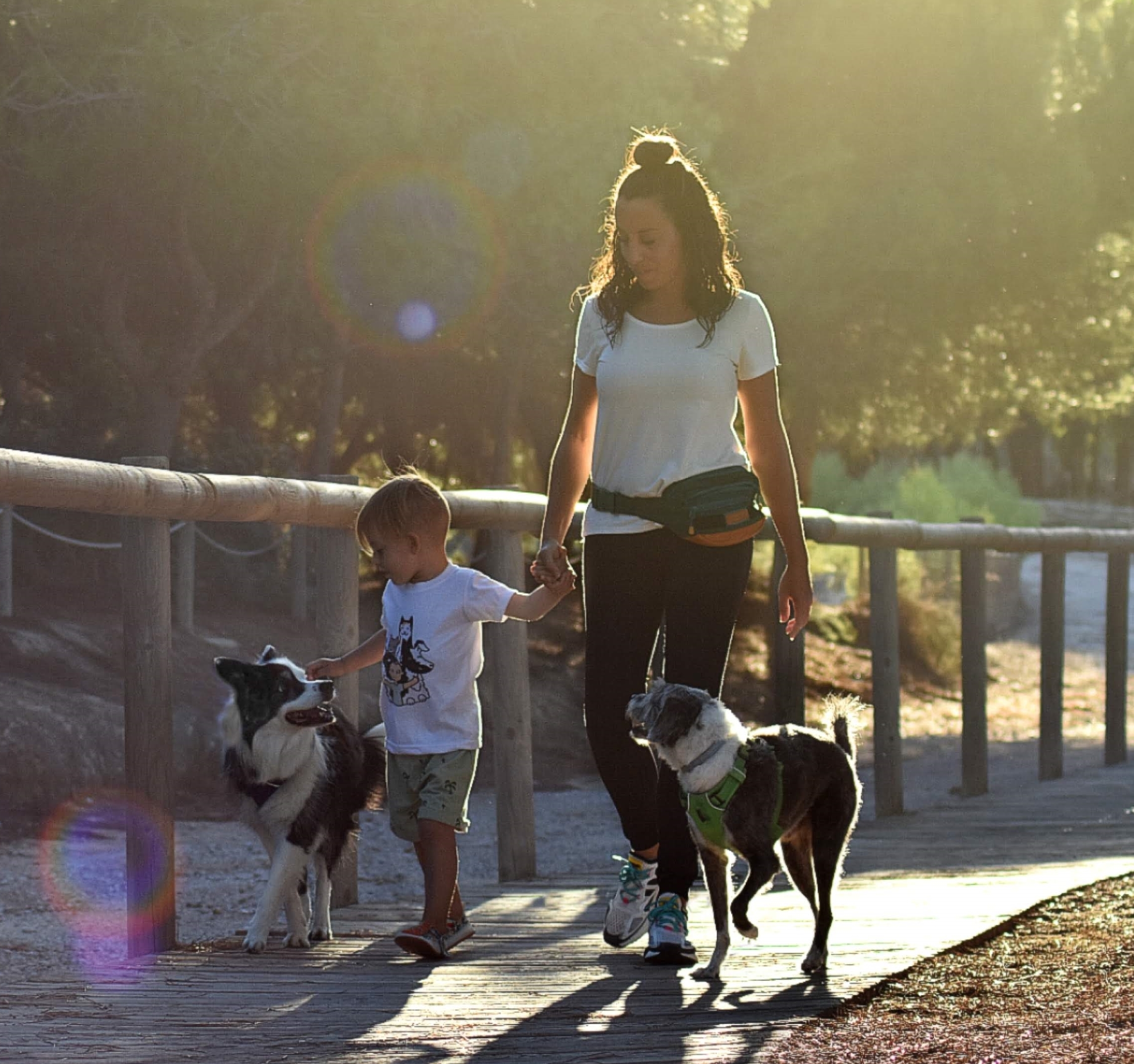 Tamara con su peque y sus perros